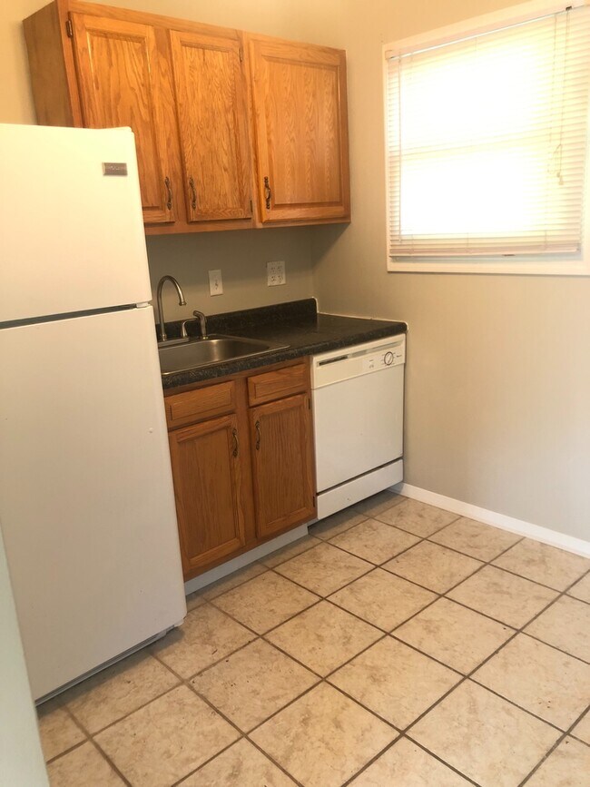 Building Photo - Quaint, cozy north side single family home!