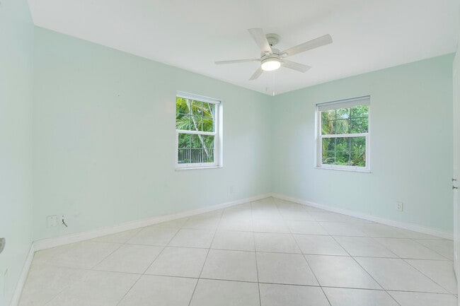 Building Photo - 744 W Ilex Dr