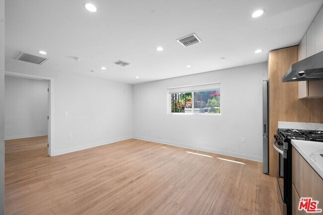 Building Photo - 1530 S Hayworth Ave