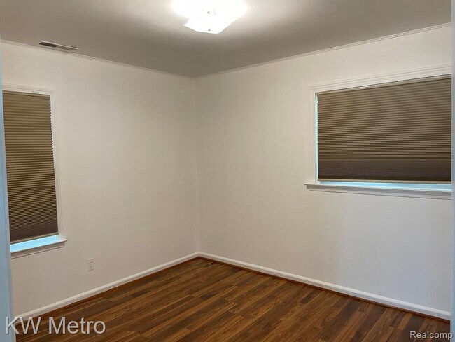 Building Photo - 135 E Hudson Ave
