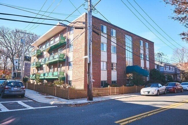Building Photo - 18 Pond St