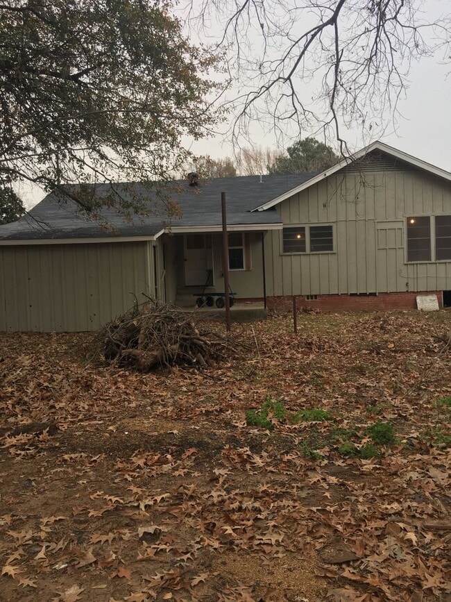 Building Photo - 3/1/1 Kilgore Fenced yard and Pet Friendly