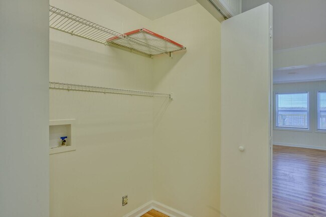 Building Photo - Waterfront Cottage - Newly Renovated!