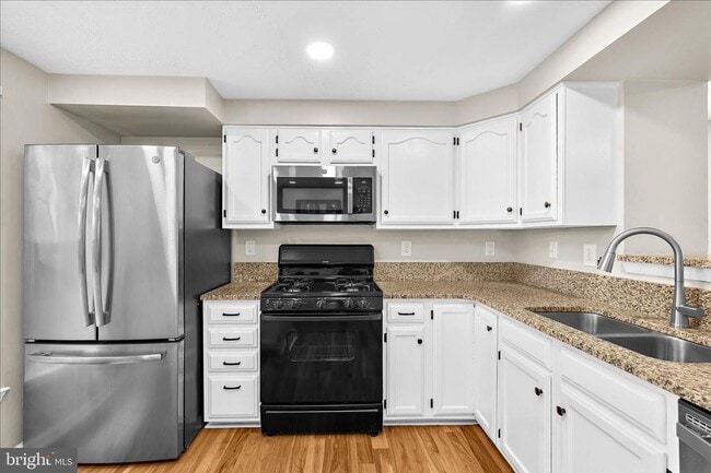 Building Photo - Beautiful End Unit Townhome in Bluffs At Deep Creek!