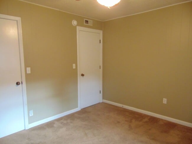 Building Photo - Inviting 3 Bed 2 Bath House