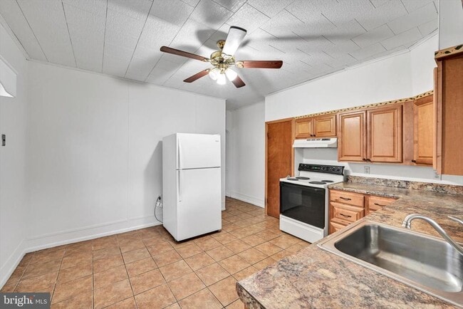 Building Photo - 523 W Oak St