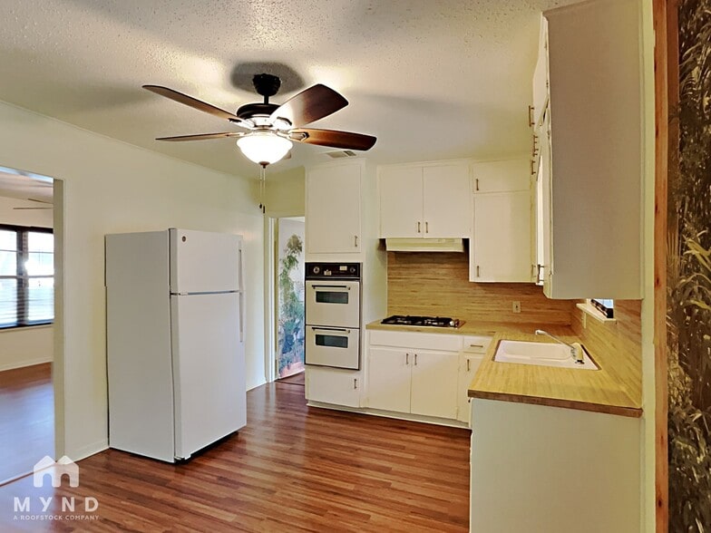 Building Photo - 4802 Hilldale Dr