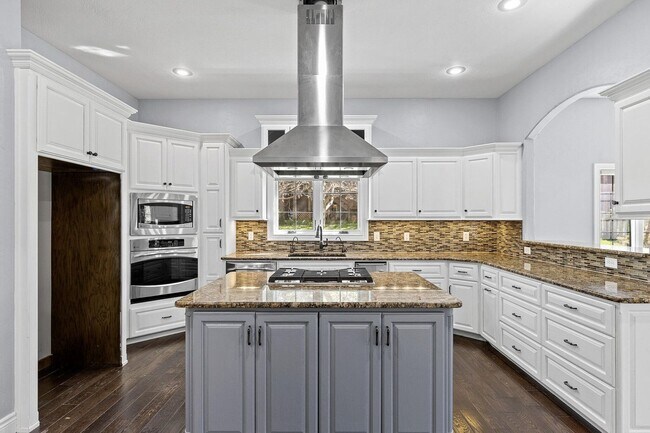 Building Photo - 5 Bedroom Dream Home!