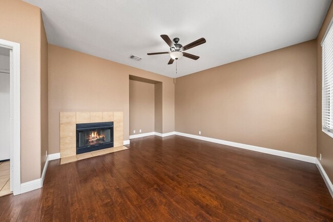 Building Photo - Spacious 4 Bedroom, 2.5 Bath Home in Sacra...