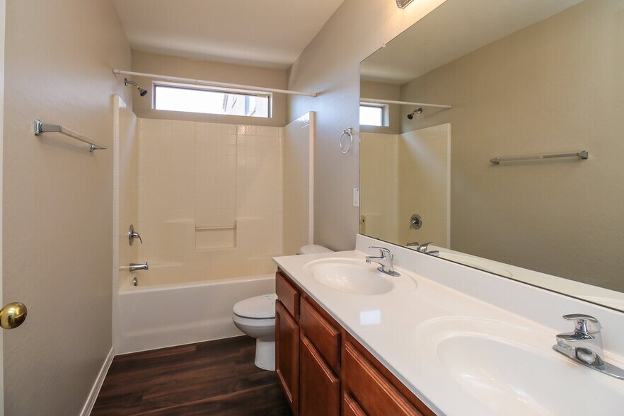 Building Photo - 432 S Sabrina