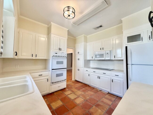 Building Photo - Home For Lease