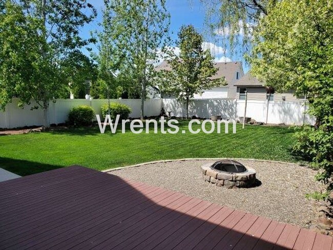 Building Photo - Beautiful 2 Story Home!