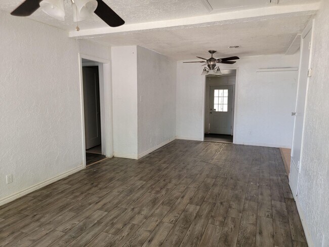 Building Photo - Spacious 3 Bed 1 bath home