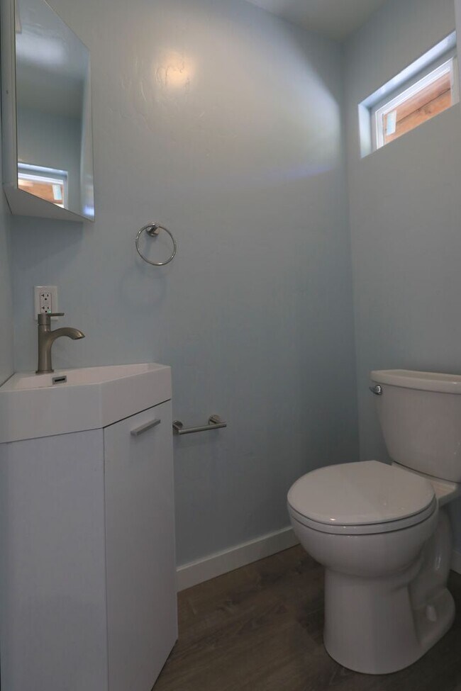 Building Photo - 287/289