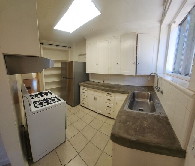 Building Photo - 7 Bedroom 3 bath home close to POLY!!!!