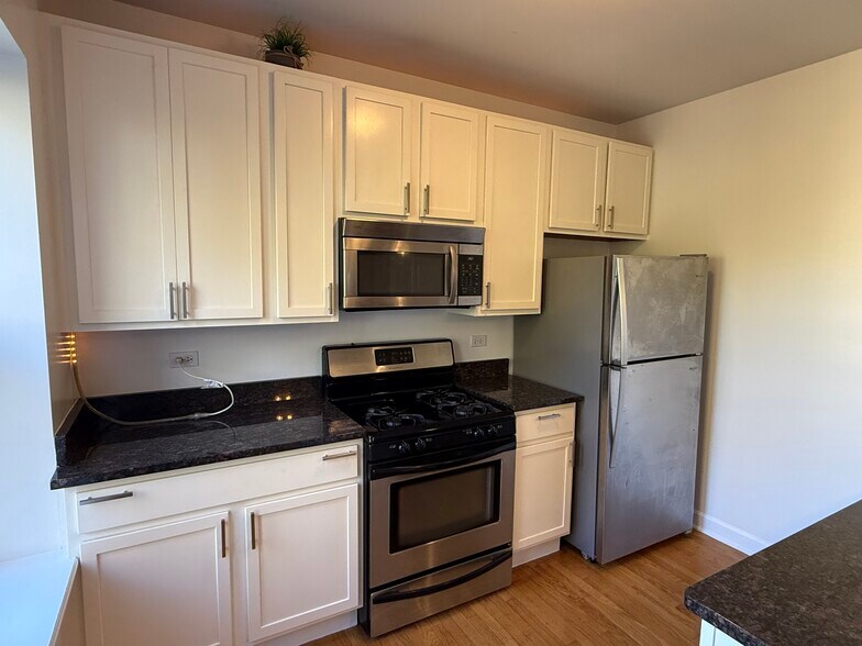 Building Photo - 6204 N Claremont Ave