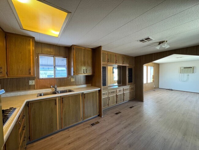 Building Photo - 384 Moser Ave