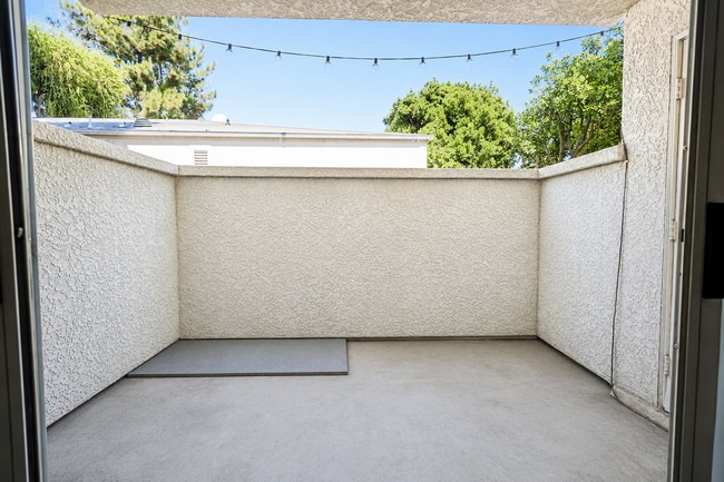 Building Photo - 2 Bedroom + 2 Bath Condo in Winnetka