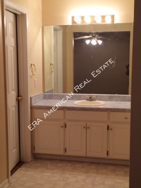 Building Photo - 515 Risen Star Dr