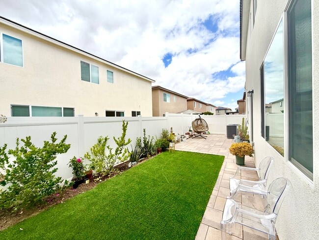 Building Photo - Modern 5 Bedroom 3 Bathroom Home in Tierra Del Sol with INCLUDED Solar & Low-Maintenance Living