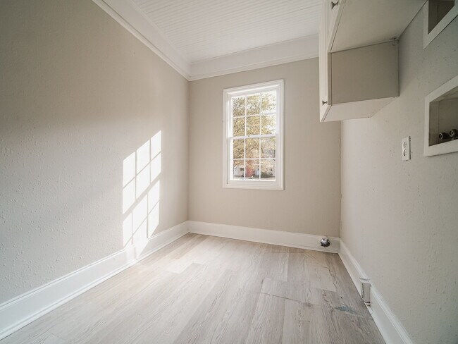 Building Photo - "Charming 4-Bedroom Gem in Charlotte - Cozy Living with Spacious Comfort!"