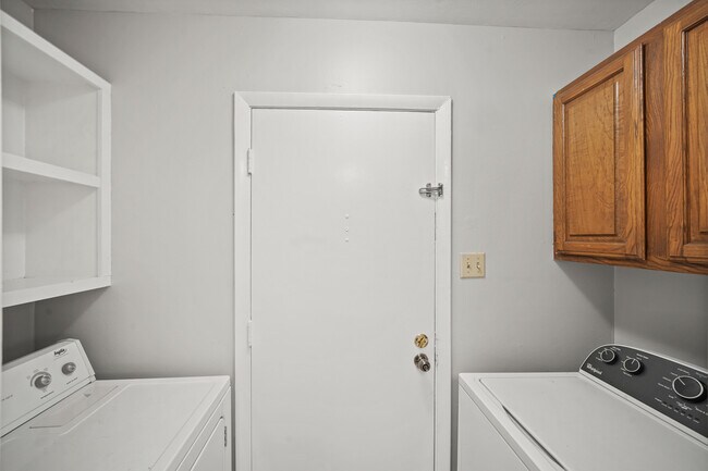 Building Photo - 10814 Sugar Hill Dr