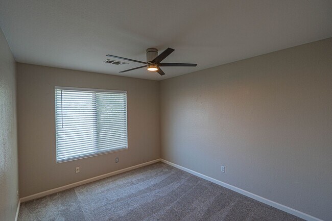 Building Photo - Lovely 3 bed/2.5 bath in Lindsay Ranch!