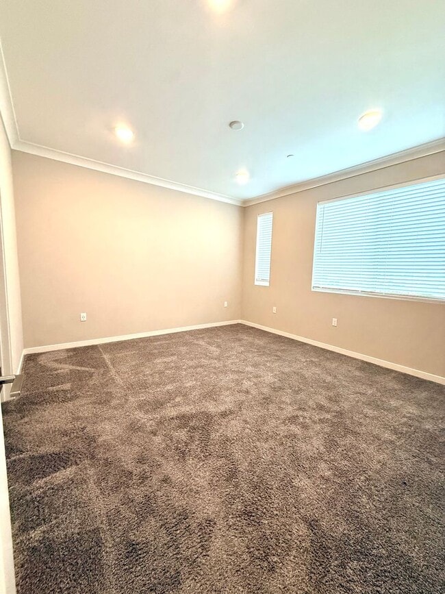 Building Photo - Newer 2 bedroom 2 bath luxury SMART HOME c...