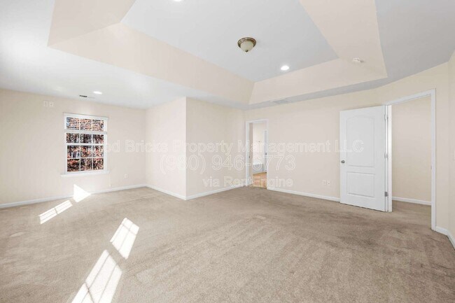 Building Photo - 4860 Pepper Dr