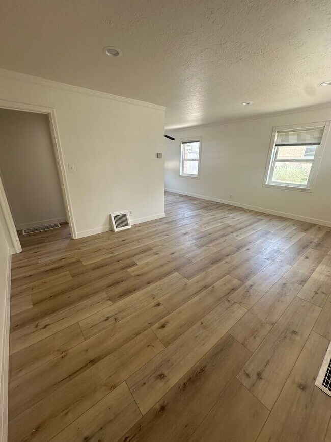Building Photo - Adorable Home!!!