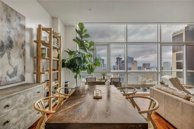 Building Photo - 555 E 5th St