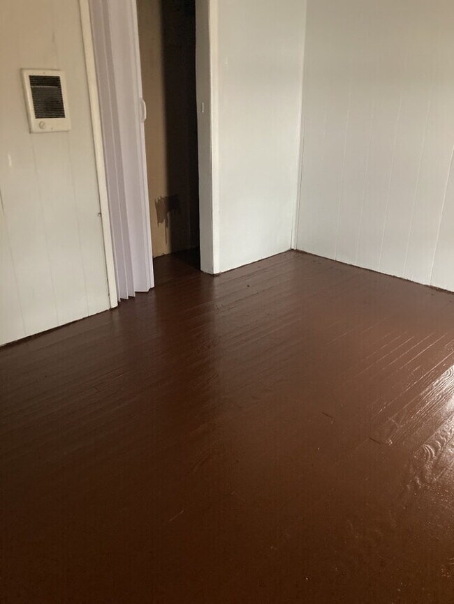 Building Photo - "Charming 2-Bedroom Retreat in Laurens - Your Cozy Haven Awaits!"