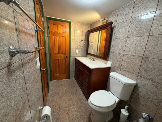 Building Photo - 2851 Leonard Dr