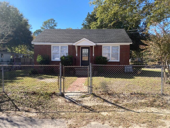 Building Photo - 2 Bedroom House in West Columbia Available for Rent Now