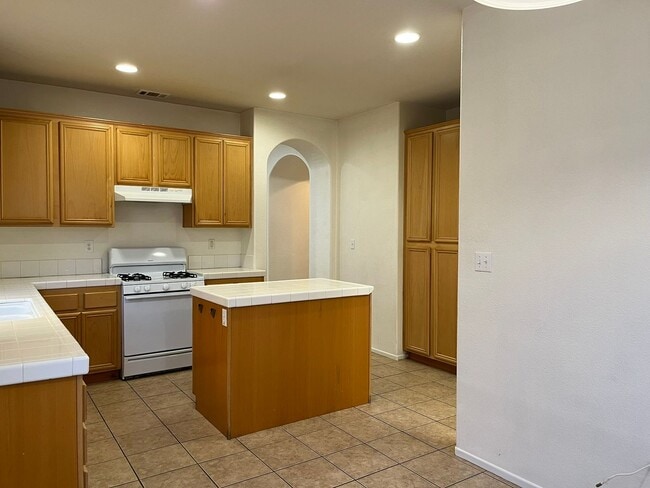 Building Photo - 3 bedroom- 2 bath Home in Victorville!