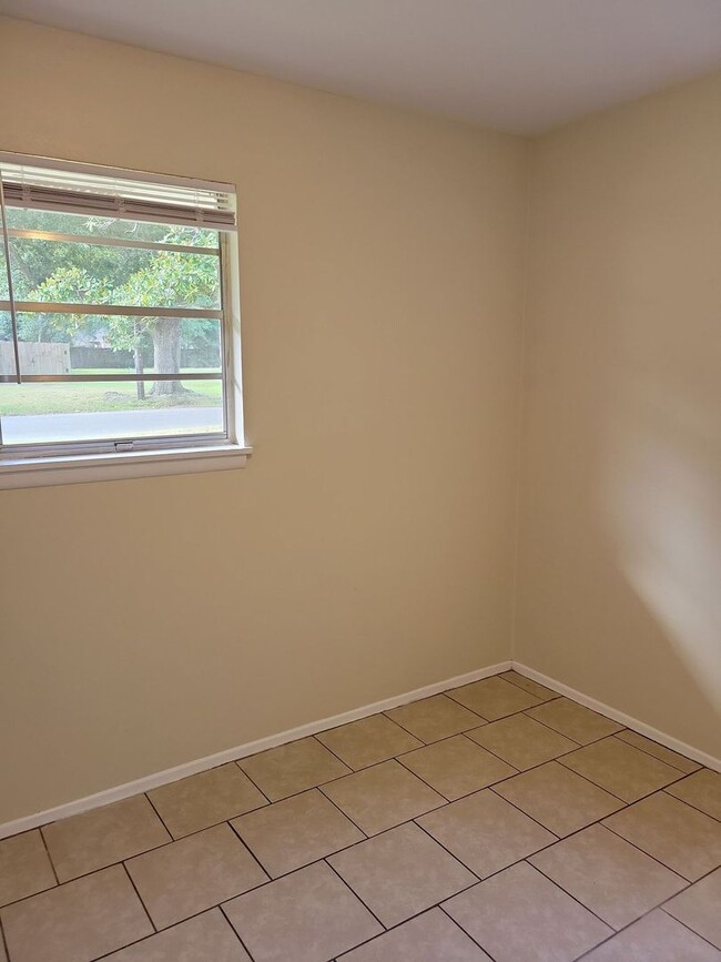 Building Photo - 3 BD 1.5 BA Ocean Springs Rental in the Go...