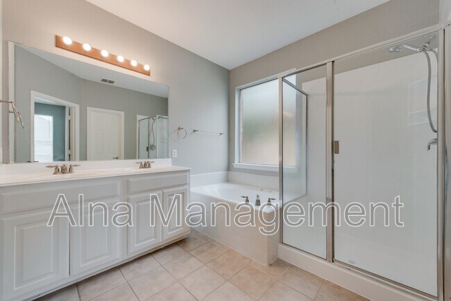 Building Photo - 2640 Lake Ridge Dr