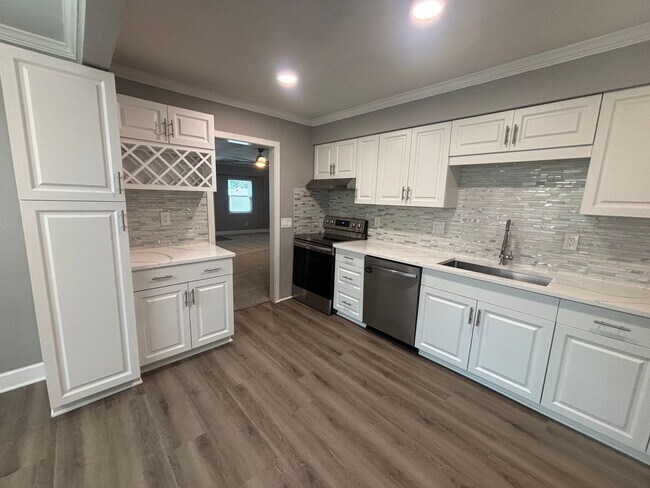 Building Photo - Beautifully Remodeled Home / Plenty of Add...