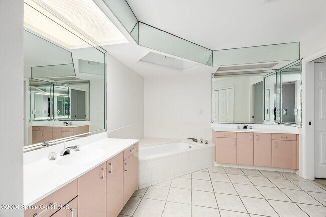 Building Photo - 5 Cache Cay Dr