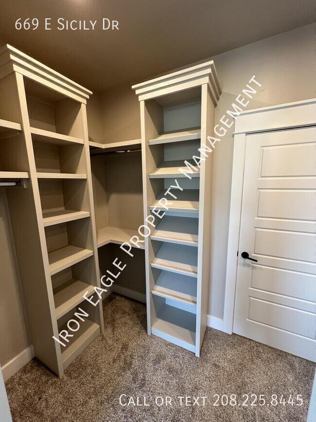 Building Photo - 669 E Sicily Dr