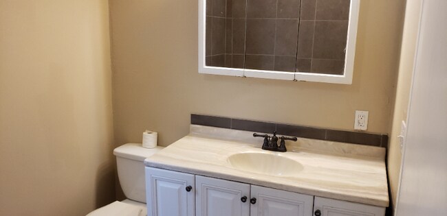 Building Photo - 1304 W Walnut Ave