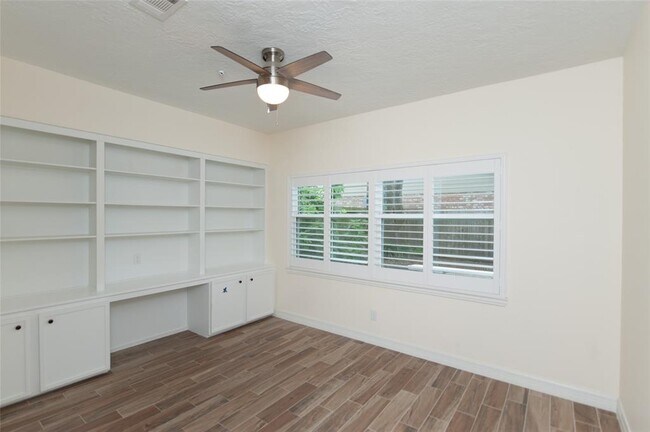 Building Photo - 738 Plainwood Dr