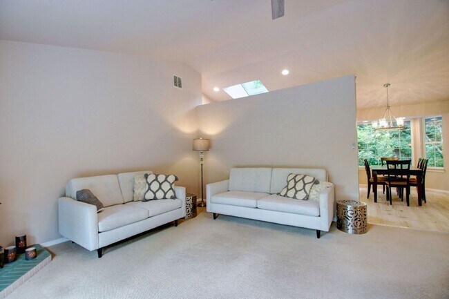 Building Photo - Lovely Clinton Home with Great Light and Pet Friendly!