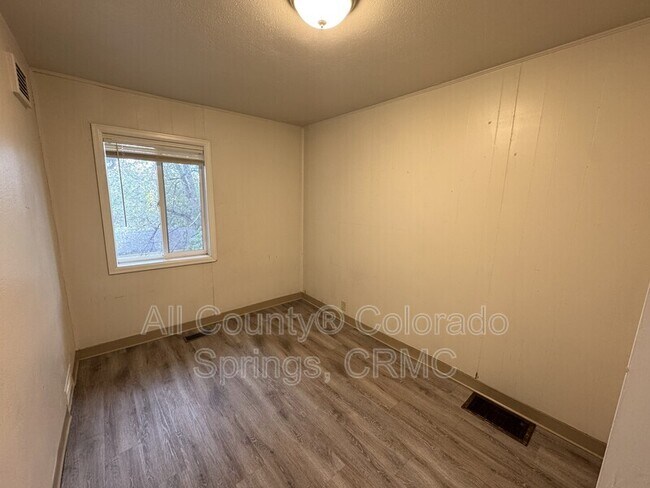 Building Photo - 114 W Brookside St