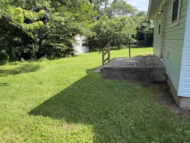 Building Photo - Charming 2 Bedroom Home