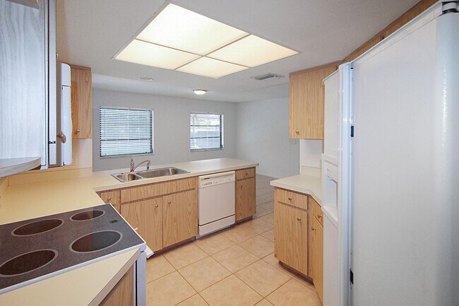 Building Photo - 832 Golf Dr