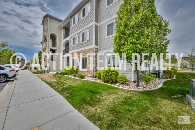 Building Photo - Top Floor Condo in Saratoga Springs!