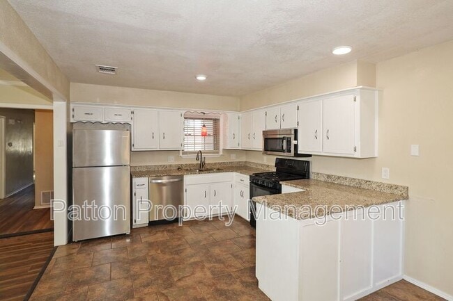 Building Photo - 2905 Salem Dr