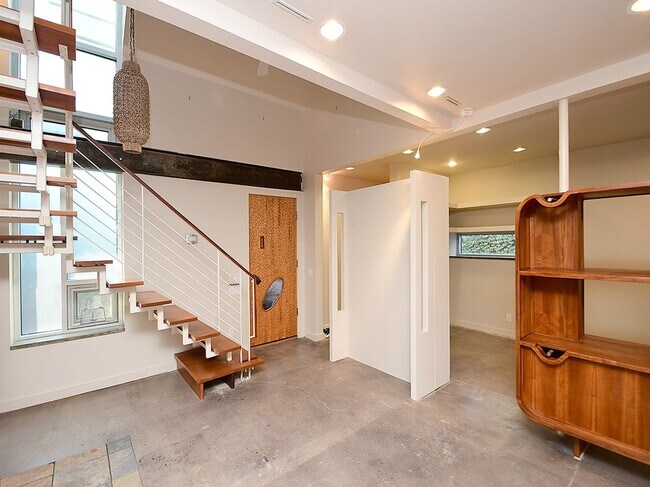 Building Photo - Cool House | 50% Off First Months Rent