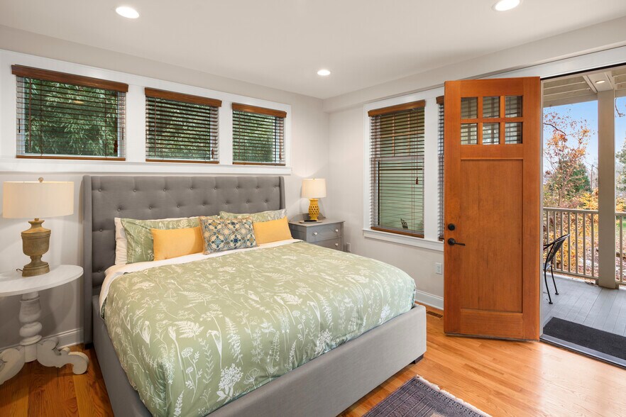 Primary Bedroom W Private Exit To The Porch! - 279 E Chestnut St